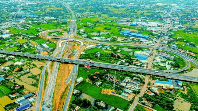 Toàn cảnh đoạn vành đai 3 qua Long An cũ: Đường đang trải nhựa, sắp thông xe