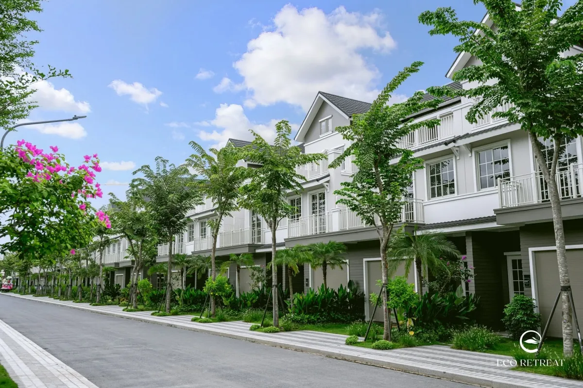 Dãy nhà phố phân khu Mùa Xuân Eco Retreat đã hoàn thiện mặt ngoài