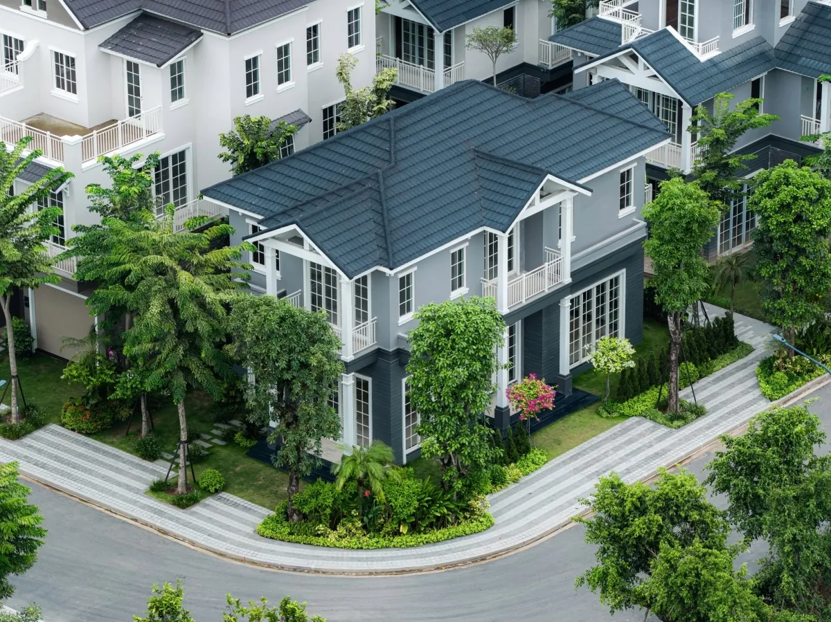 Chi tiết cửa kính, ban công và mái ngói nhà phân khu Mùa Xuân