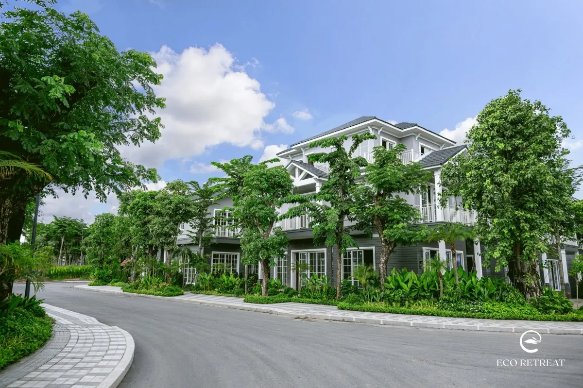 Thảm cỏ và hàng rào cây xanh trước biệt thự Eco Retreat