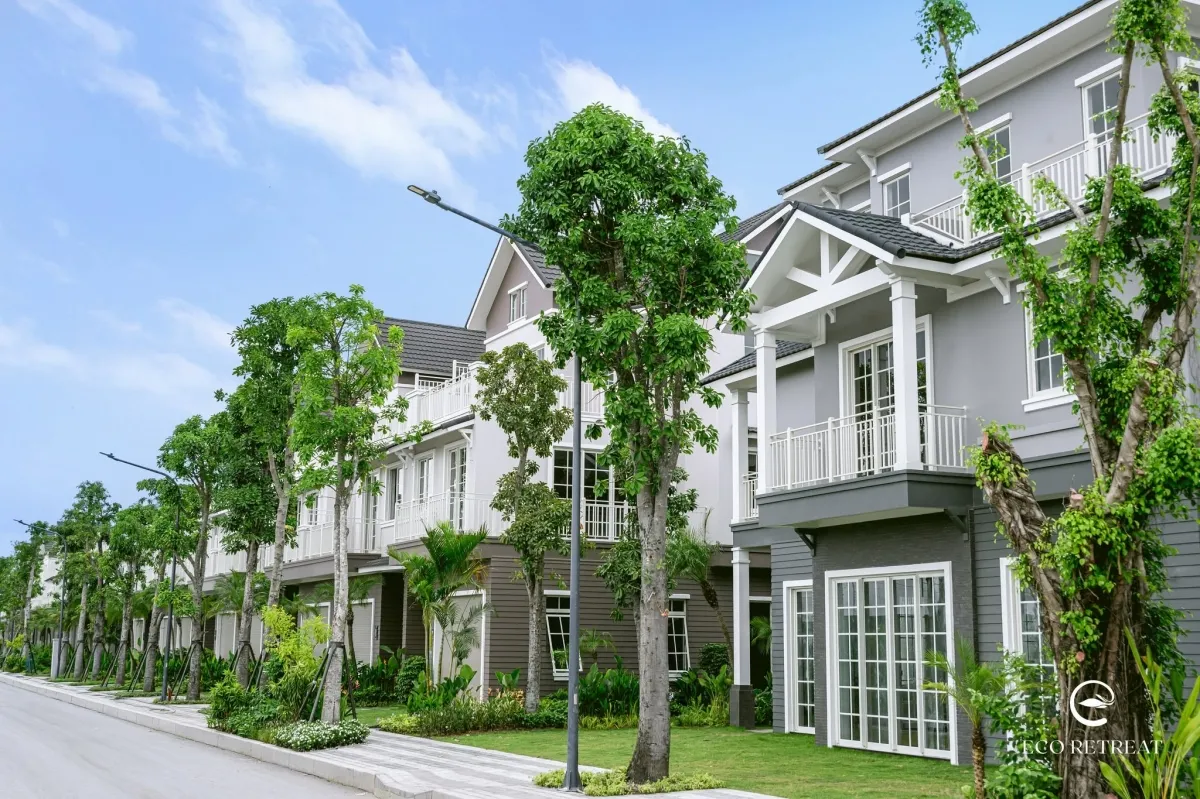 Đường nội khu và vỉa hội lát đá caro phân khu Mùa Xuân